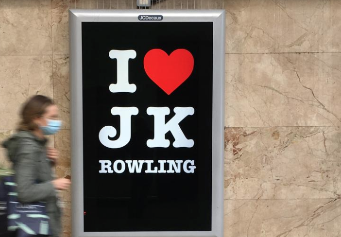 La scritta “I Love Rowling” rimossa dalla stazione di Edimburgo perché politicamente “scorretta” 1